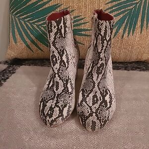 Band Of Gypsies Snake Print Boots 6.5